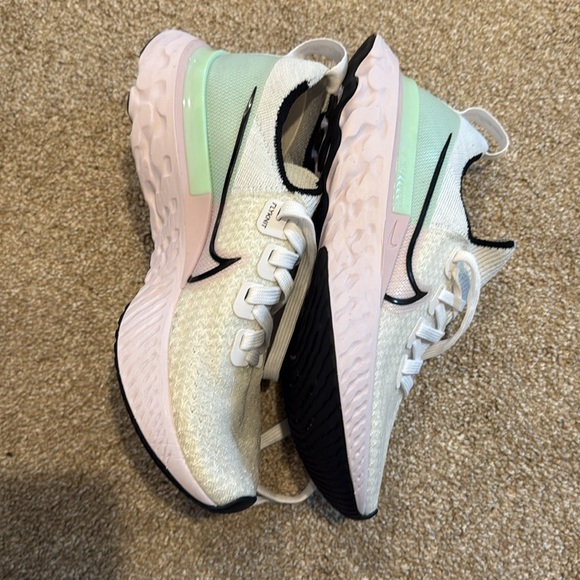 Nike Women's React Infinity Run Shoes - Picture 1 of 6